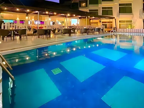 Horison Ultima Makassar - piscine