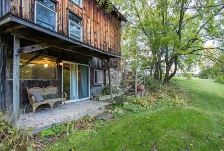 Charming Barn apt Skaneateles farm4 Отели в г. Спаффорд