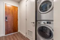 2BR Penthouse | Deck, Gym | Bellevue | Sophari B