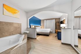 كمفورت سويتس تيكساركانا تكساس