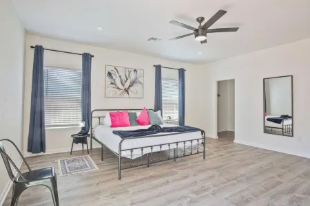 Generous 5br/3ba Haven Close to Alamo & Riverwalk!