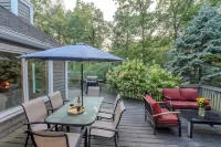 Relaxing Ann Arbor Stay — Sleeps 9, Hot Tub, Deck, and Gourmet Kitchen 와시트너 카운티 호텔
