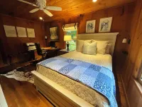 Beautiful Highlands cabin! 8 min to town-Pet friendly-lots of outdoor space