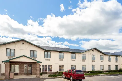 Delavan Inn and Suites Hotels in Delavan