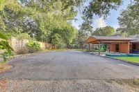 Peaceful Fairhope Getaway, 2 Mi to South Beach