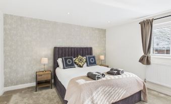 Central Guest Room - En-Suite Parking & Garden