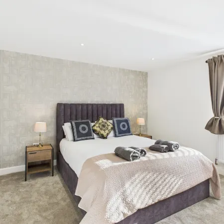 Central Guest Room - En-Suite Parking & Garden
