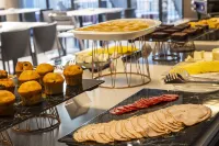 Ola Santiago Providencia, Tapestry Collection by Hilton - breakfast