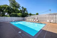 Red Roof Inn San Marcos - Pools