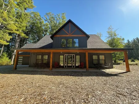 Cranberry Ridge - Cranberry Lodge Отели в г. Глен Арбор Тауншип