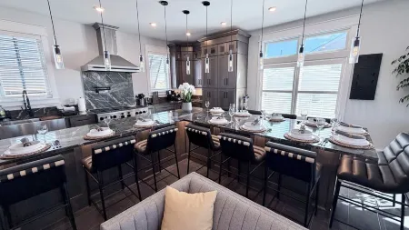 New 4,500 Sq.ft. 14 Guests, 5 Bed, 5 Bath, SkyDeck, Spa, Elevator, Docks, WiFi.