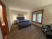 Spacious 5-bedroom house in a mountain hollow in Wintergreen Resort.