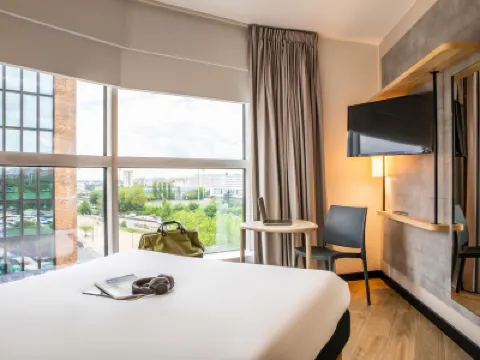 Ibis Budget Paris Porte de Montreuil Hotels near 93170