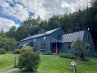 Cozy VT Retreat  • Coffee Bar •Fireplace • Near Quechee Gorge • Min to Woodstock 퀴치 호텔