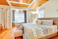Historic Bemus Point Studio w/ Porch: Walk to Lake - 홈스테이