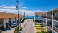 Charming Townhome with Gulf Views and Beach Bikes - Delightful Retreat Hotels in 