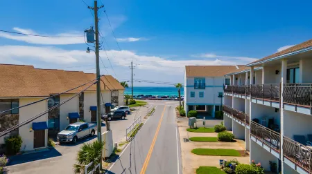 Charming Townhome with Gulf Views and Beach Bikes - Delightful Retreat Отели рядом с достопримечательностью «Destin FL Rentals»
