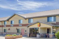Super 8 by Wyndham Hastings - parking