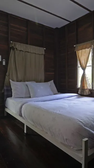 ห้องเตียงใหญ่ พร้อมวิวสวน