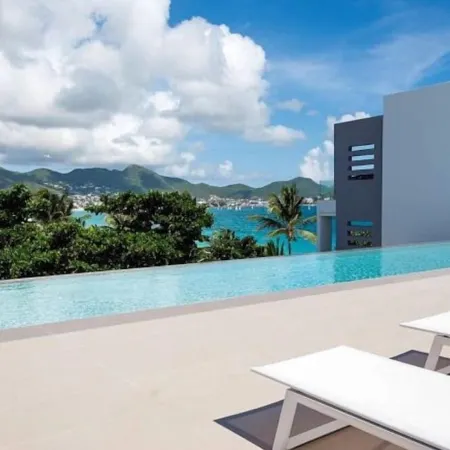 Oceanfront amazing 2 bedrooms Condo