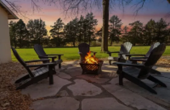 Relaxing Country Hideaway on the Edge of Lawrence - Minutes to Mass Street!