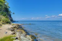 Lakefront Log Cabin Retreat w/ Hot Tub + Kayaks!