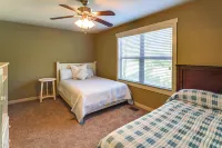 'Tookies Retreat' Walk to Mairina! Home w/ Hot Tub - 3-Star