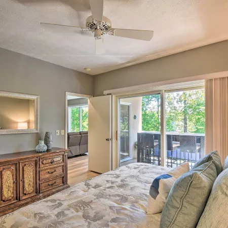 Resort-Style Condo w/ Balcony on Lake Keowee
