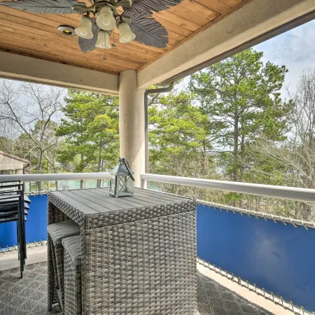 Lake Keowee Resort Condo w/ Balcony & Pool Access!