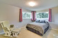 Serene Forest Grove Home w/ Deck & Stunning Views! - Wifi