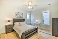 Fort Worth Retreat w/ Balcony: Walk to Tcu!
