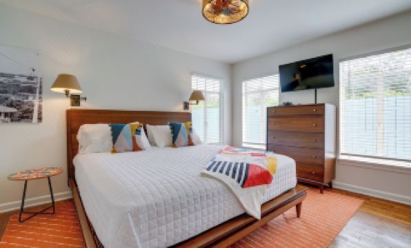 San Antonio Retreat w/ Private Hot Tub & Gas Grill