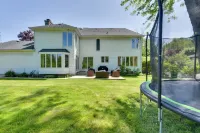 Spacious Buffalo Brick Home w/ Backyard! - مطابخ