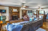 Dock! Riverfront Angler's Oasis in Elizabethton - 3 étoiles