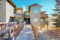 Near Hiking & Biking! Flagstaff Condo w/ Grill - شقق