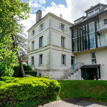 Elegant 2 Bedroom Triplex with Parking Honfleur