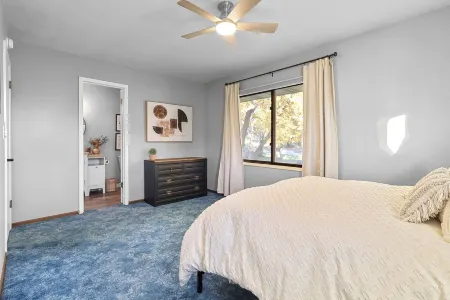 Spacious 6-Bed 3-Bath Retreat Next to park—ideal for Family & Group Getaways