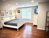 Modern Self check-inLarge Fenced Yard A/C Close to Everything Quiet Neighborhood