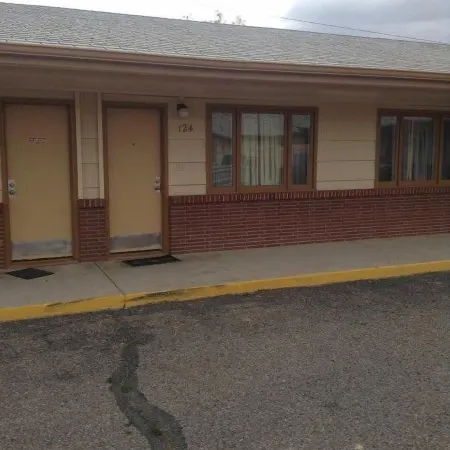 Ski's Western Motel