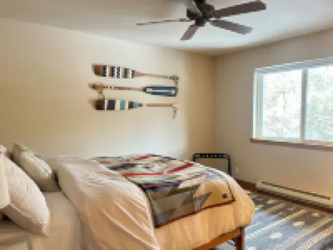 Sweet Private Leavenworth River Front Cabin with Fast WiFi & hot tub- Sleeps 6.