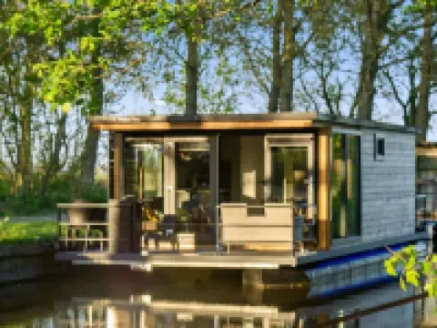 Doeke Sleat Houseboat Hotels in Weidum