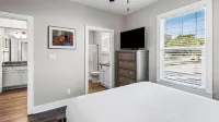 2BR Near Gulf Place w/ Pool, Grill + Free Tickets: Dolphin Cruise & More! - 4-Star