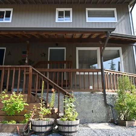 Comfy Duplex unit great for families and small groups, sleeps up to 9