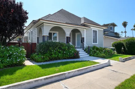 Modern Victorian Home Walking Distance To Ventura Pier and Downtown Restaurants