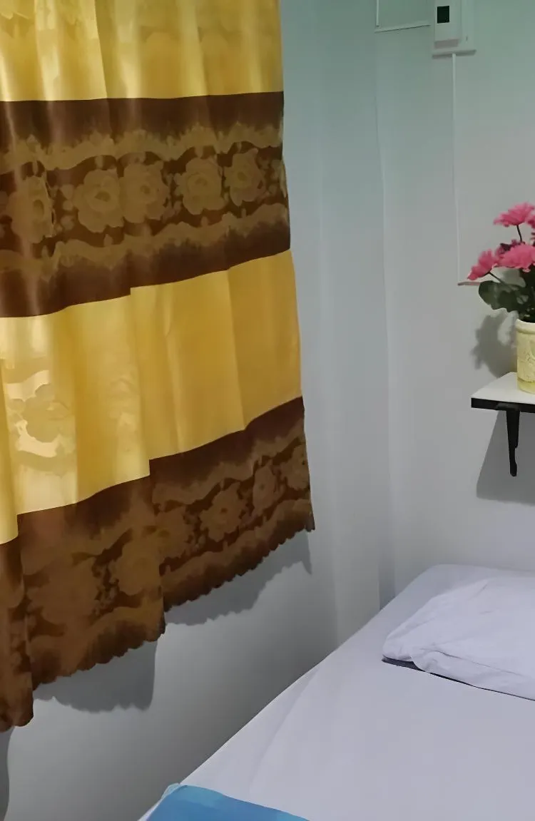ห้องเตียงเดี่ยวพร้อมพัดลมและห้องน้ำรวม
