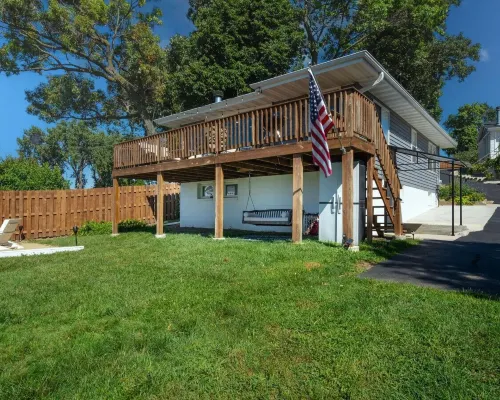 The Lake House on Myers Bay - 3-bed 2-bath Luxury Home With Private Pier, Beach, Firepit, and Deck Hotels in Fox Lake