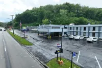 Days Inn by Wyndham Pittsburgh - parking