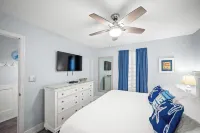 Condo IS on the Beach!  240+ 5-Star Reviews - Tiki Bar - 3 Pools - 2 Hot Tubs - شرفة