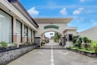 Townhouse Oak near Sokaraja Purwokerto formely Magnum Hotel & Resort - parkir
