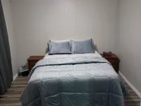 Bright & Cozy 2-Bedroom Main Floor Suite Hotéis em Brampton